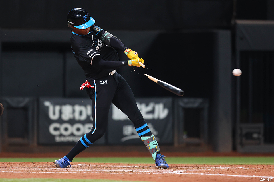 9回裏、センターへヒットを放つ水谷選手01