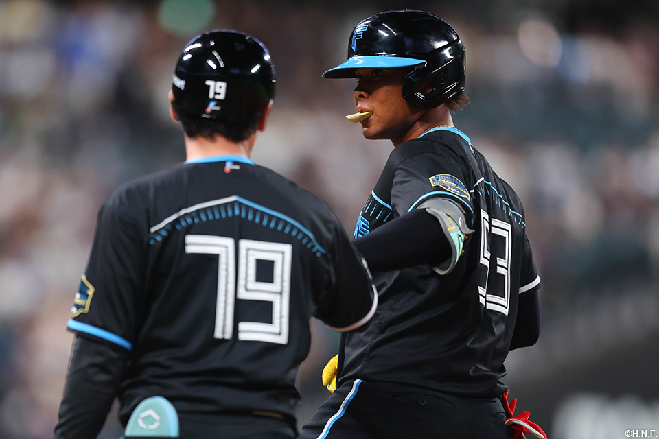 9回裏、センターへヒットを放つ水谷選手02