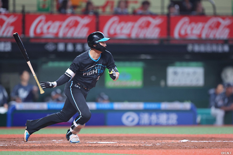 4回表、センターへヒットを放つ淺間選手