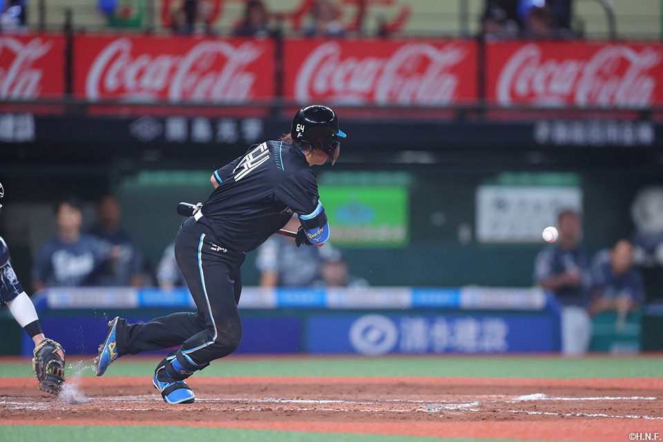 7回表、バントヒットをきめる田宮選手01