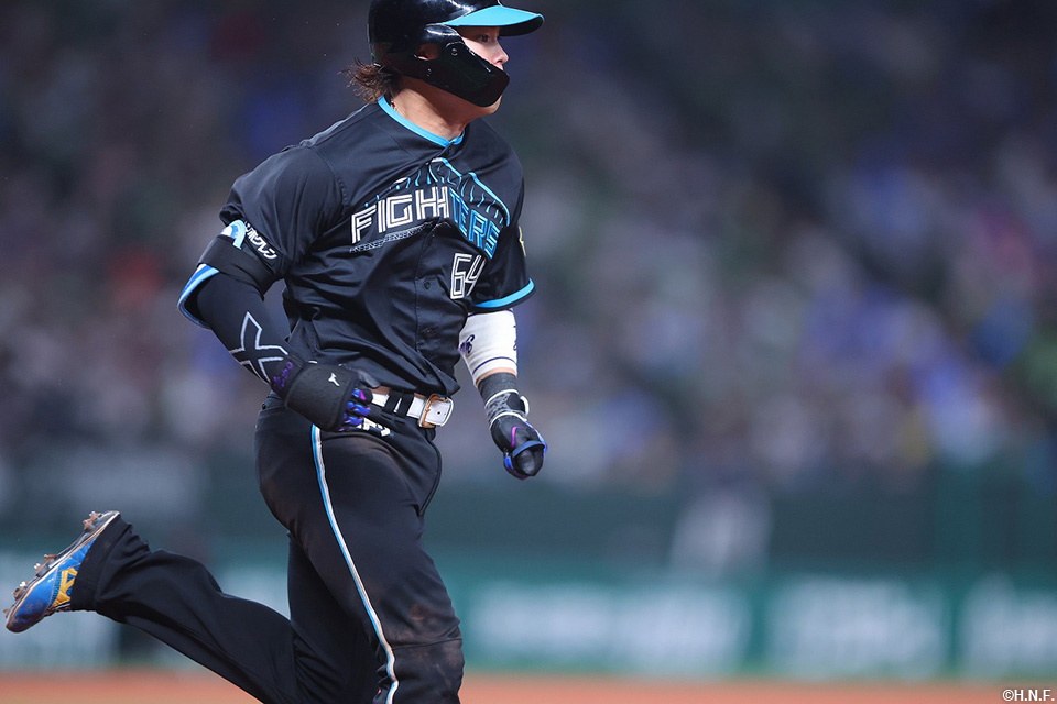 7回表、バントヒットをきめる田宮選手02