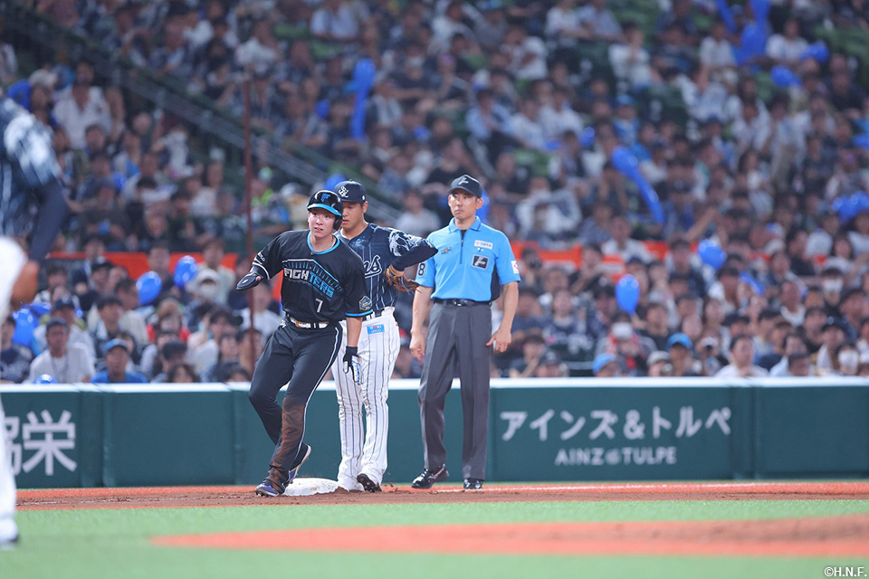 7回表、ダブルスチールに成功する松本剛選手