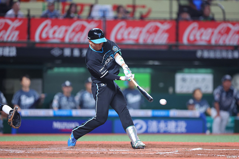 7回表、2点適時二塁打を放つ郡司選手01