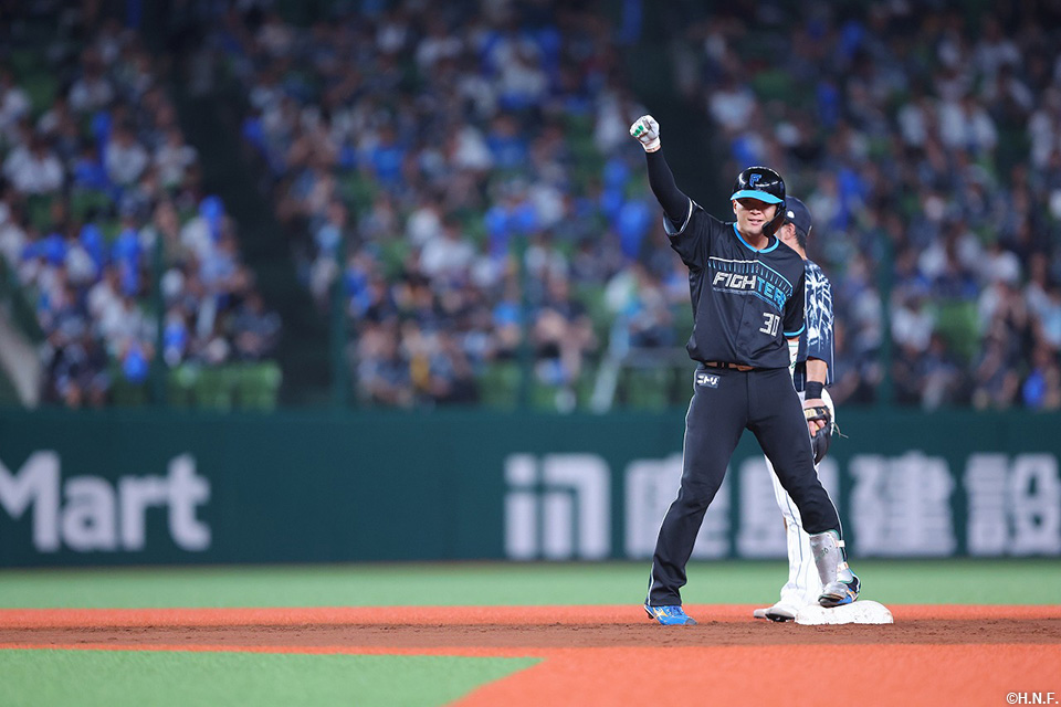 7回表、2点適時二塁打を放つ郡司選手02