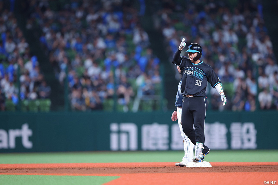 7回表、2点適時二塁打を放つ郡司選手03