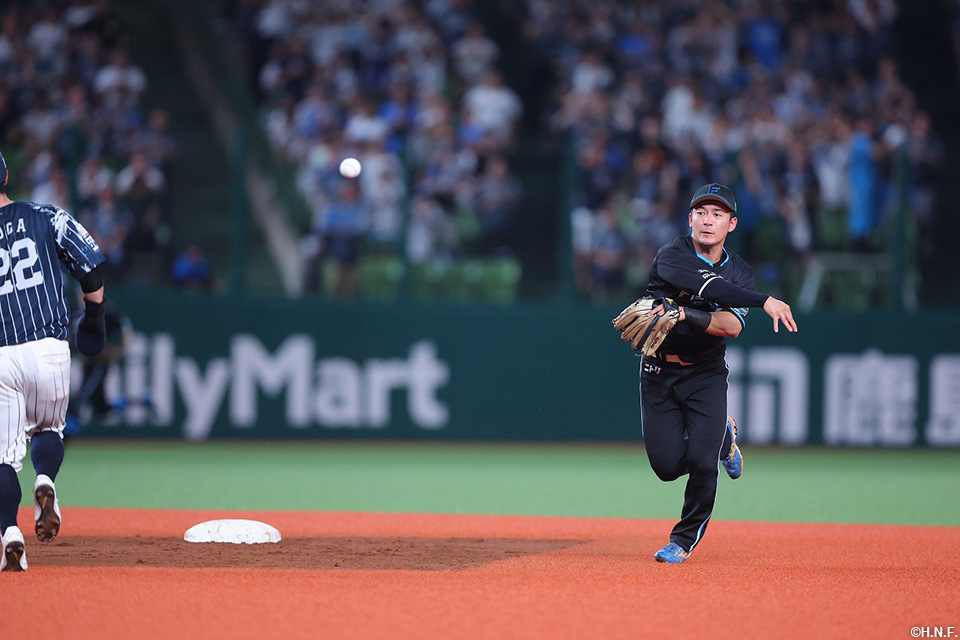 7回裏、一塁へ送球する水野選手