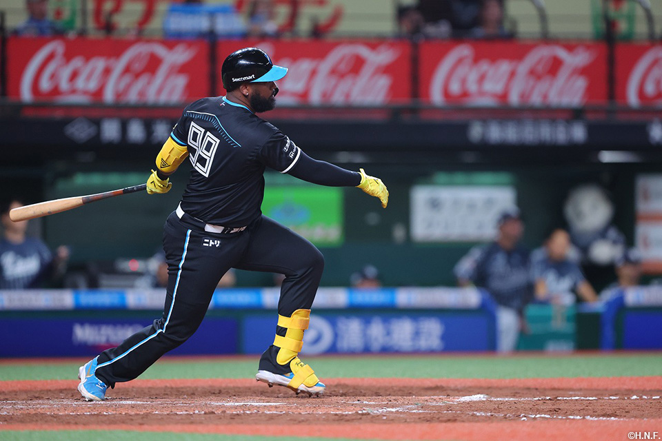 8回表、21試合連続となるヒットを放つレイエス選手01