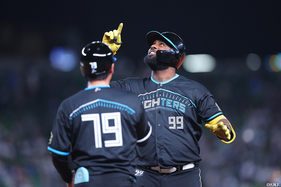 8回表、21試合連続となるヒットを放つレイエス選手02