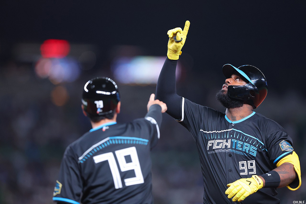 7回表、22試合連続となるヒットを放つレイエス選手02