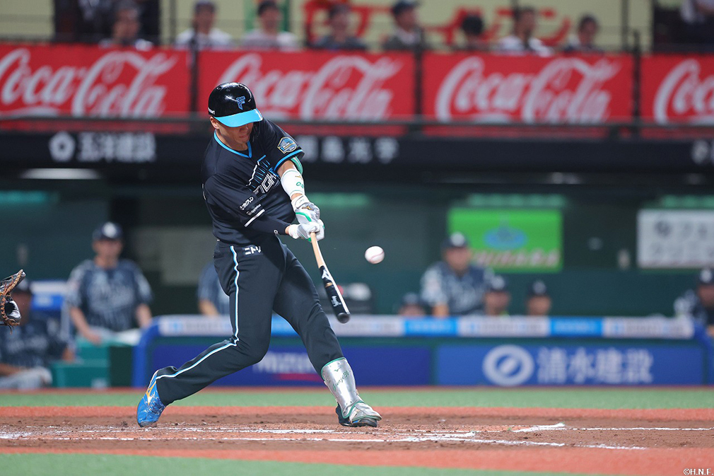 7回表、ライトへヒットを放つ郡司選手