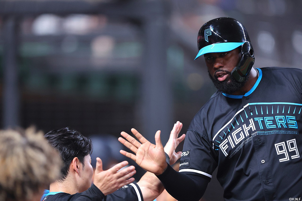 7回表、好走塁をみせるレイエス選手03