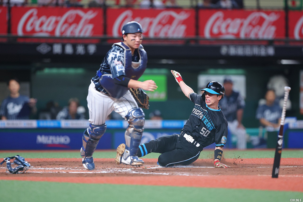 7回表、生還する五十幡選手