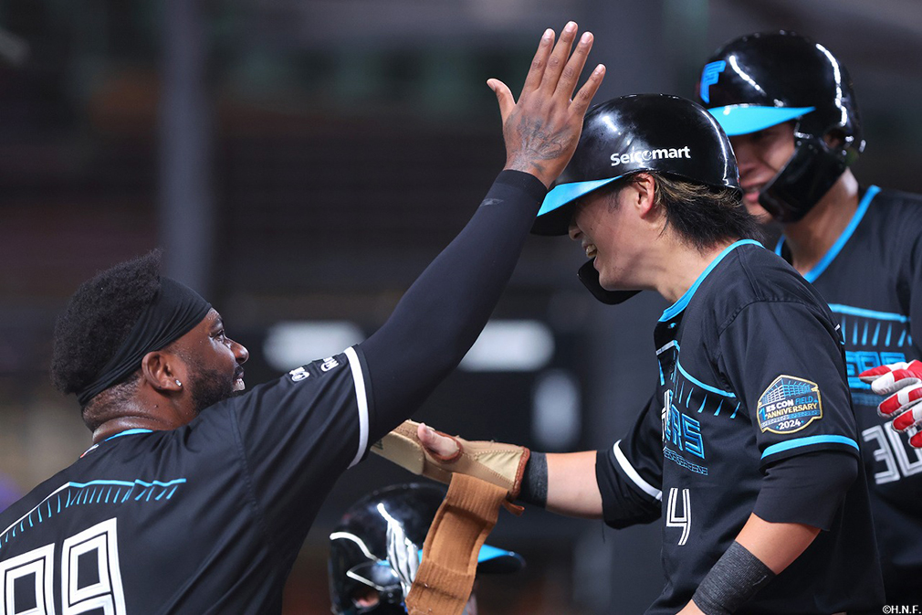 7回表、先制スクイズをきめる上川畑選手03