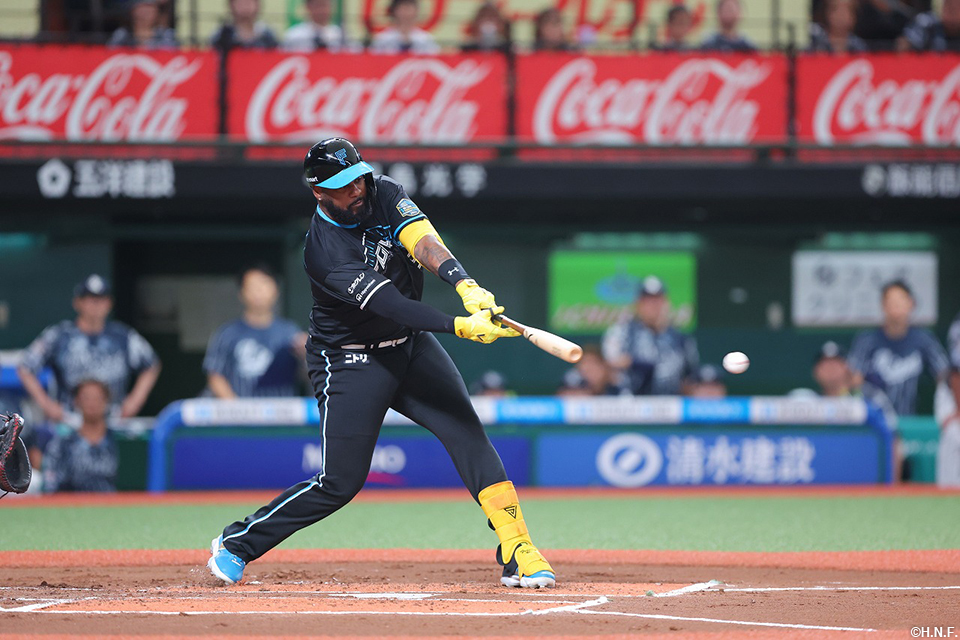 1回表、先制となる適時内野安打を放つレイエス選手01