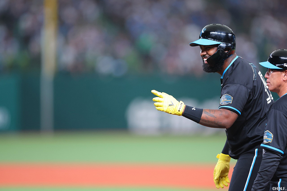 1回表、先制となる適時内野安打を放つレイエス選手02