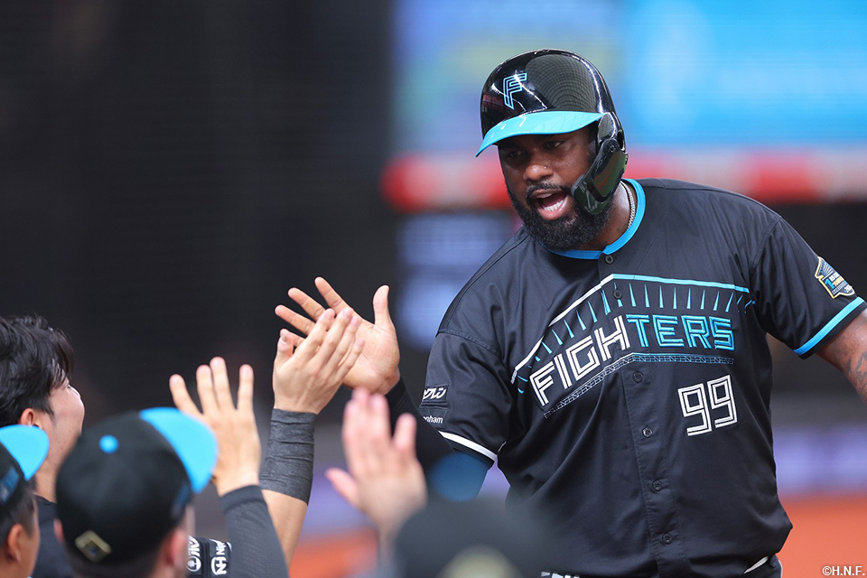 1回表、先制となる適時内野安打を放つレイエス選手03