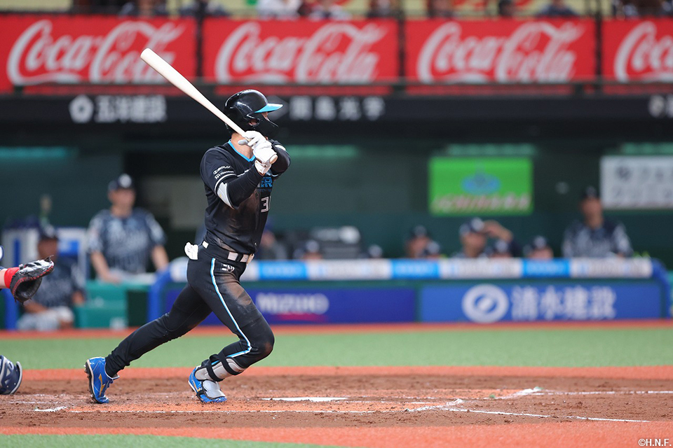 3回表、レフトへヒットを放つ石井選手