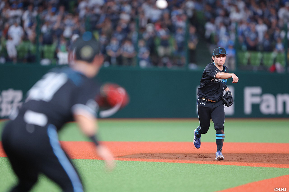 4回裏、一塁へ送球する上川畑選手