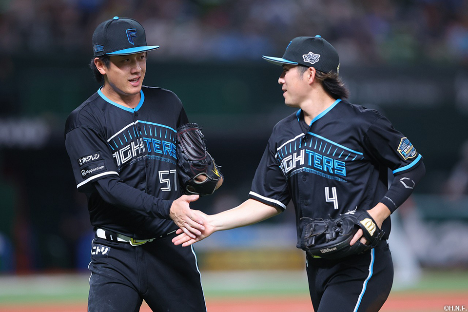 4回裏、好守の上川畑選手を迎える北山投手