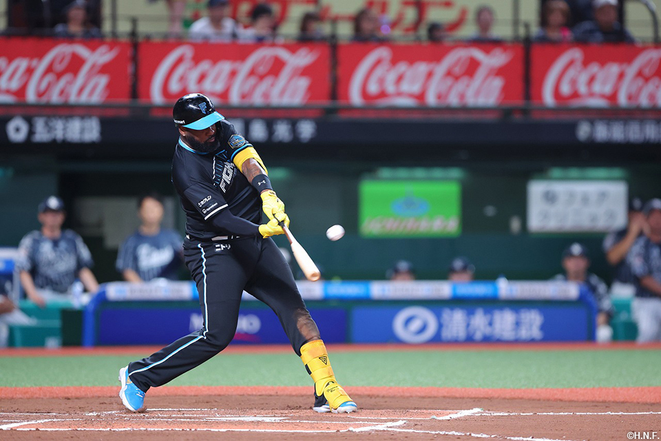 6回表、本塁打を放つレイエス選手01