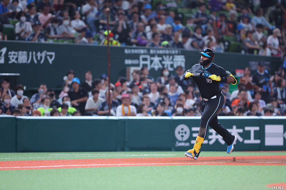 6回表、本塁打を放つレイエス選手02