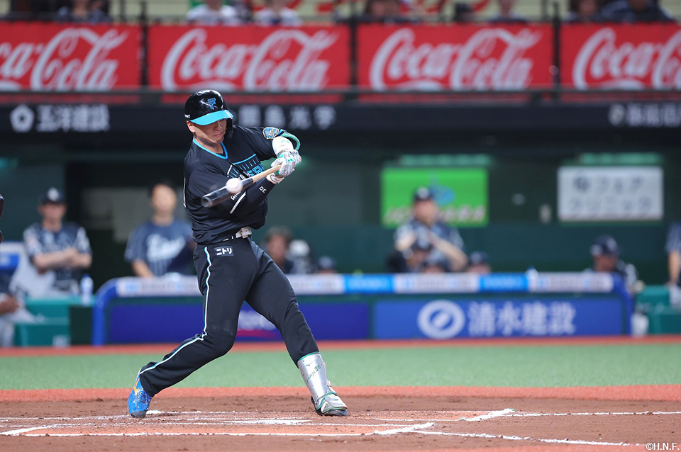 6回表、二塁打を放つ郡司選手01