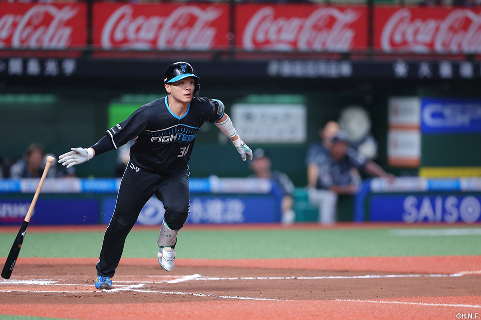 6回表、二塁打を放つ郡司選手02