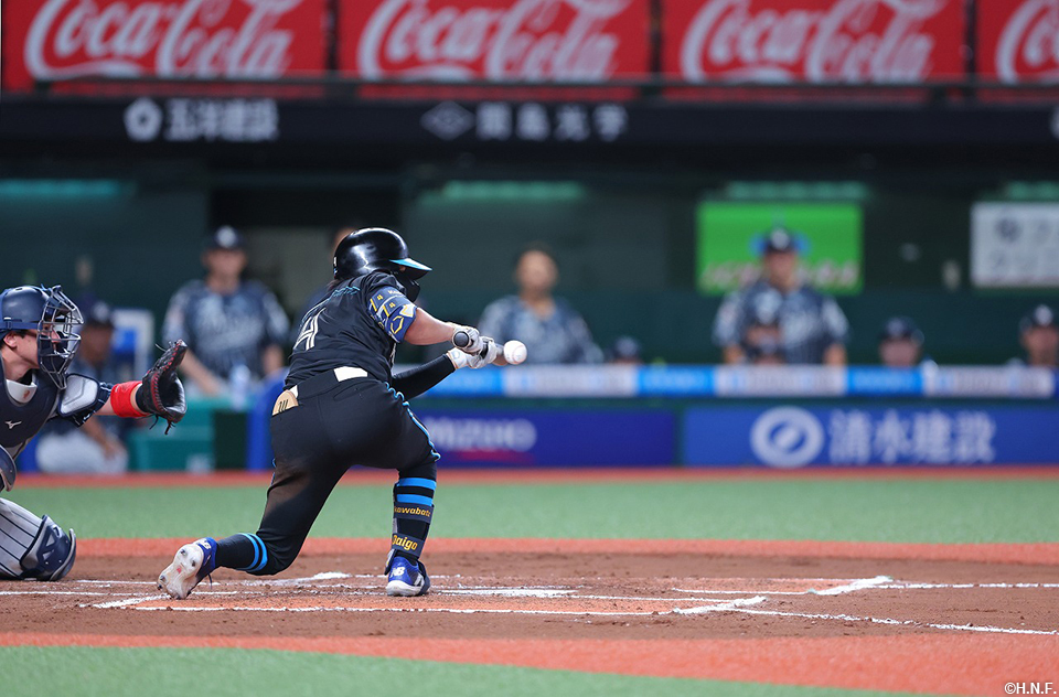 6回表、送りバントをきめる上川畑選手