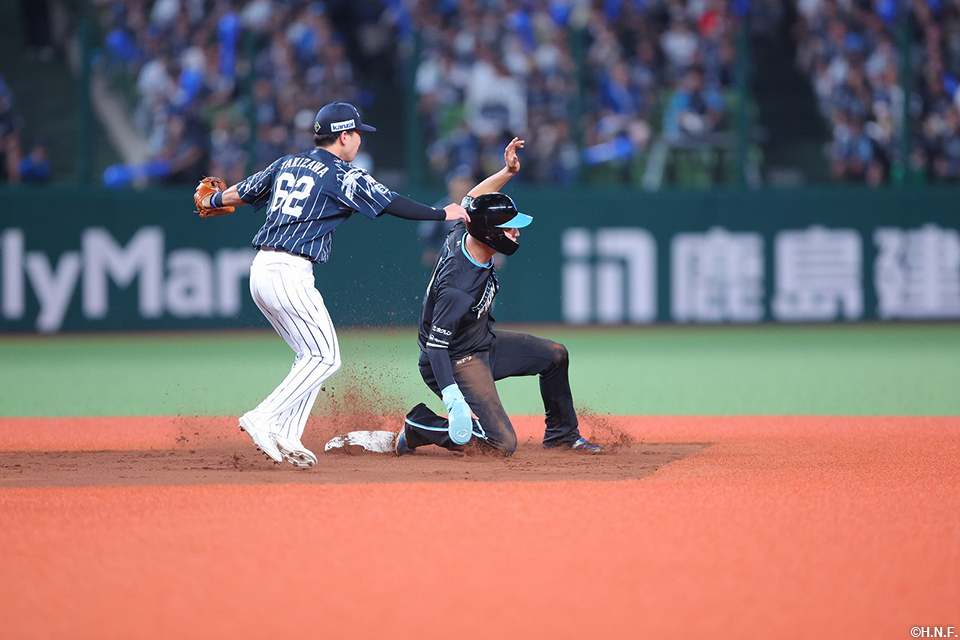 7回表、盗塁をきめる淺間選手