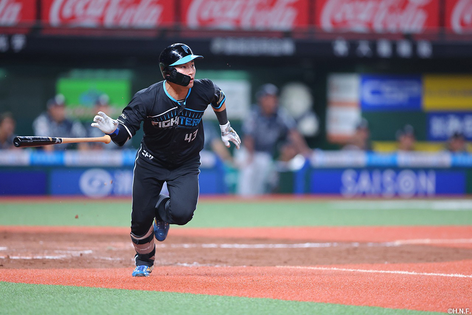 9回表、勝ち越しとなる適時三塁打を放つ水野選手01