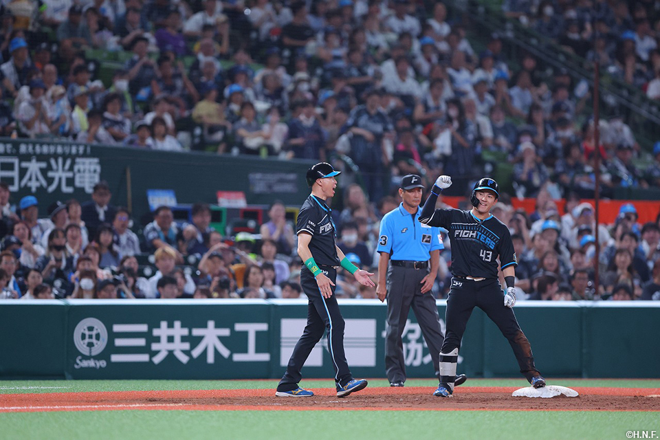 9回表、勝ち越しとなる適時三塁打を放つ水野選手02