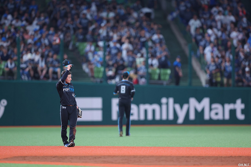 9回裏、守備につく水野選手