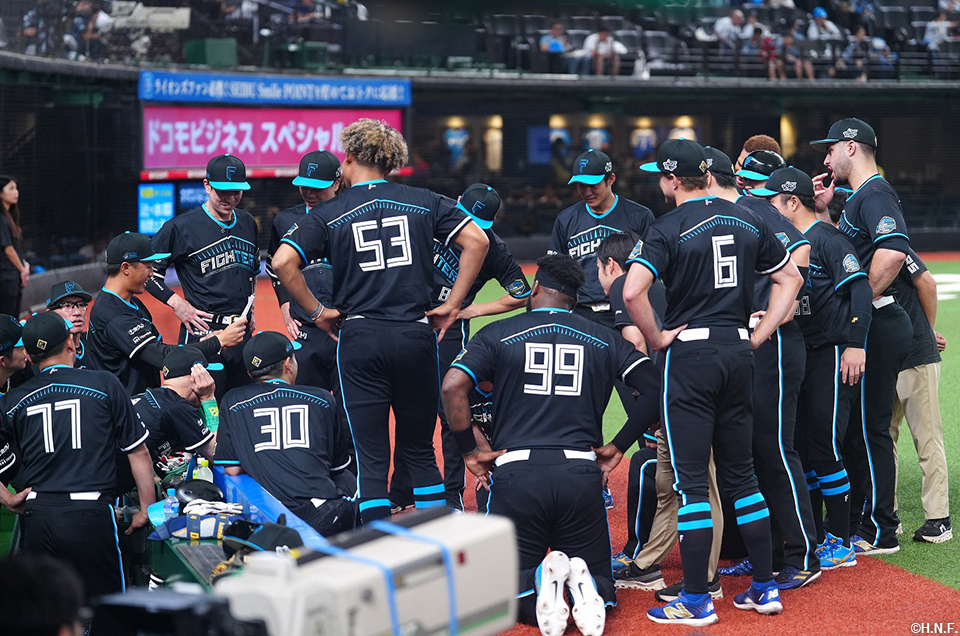 試合前、加藤豪選手を中心に円陣をくむ選手たち