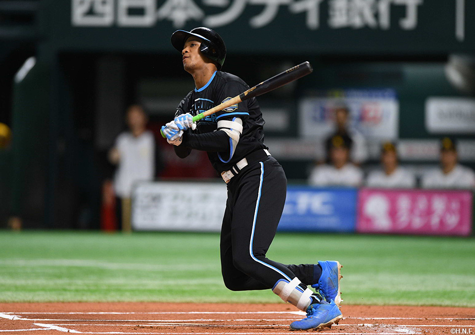 1回表、先頭打者本塁打を放つ万波選手01