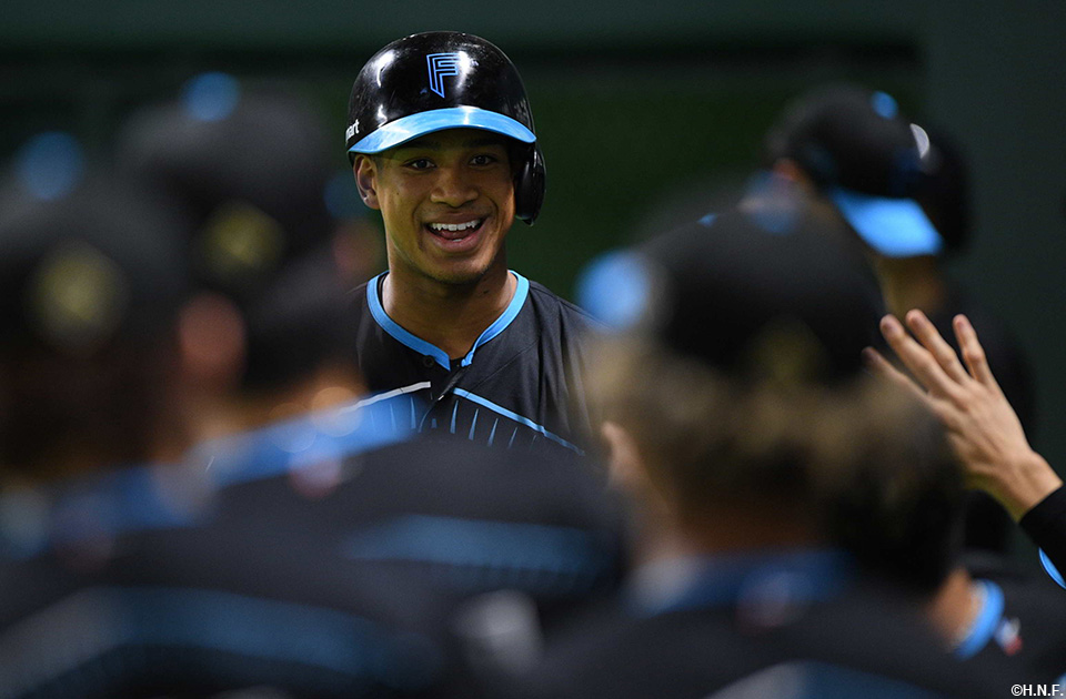 1回表、先頭打者本塁打を放つ万波選手02