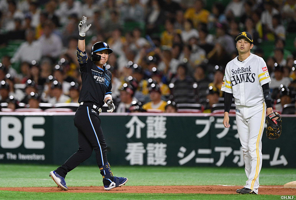 1回表、レフトへヒットを放った上川畑選手