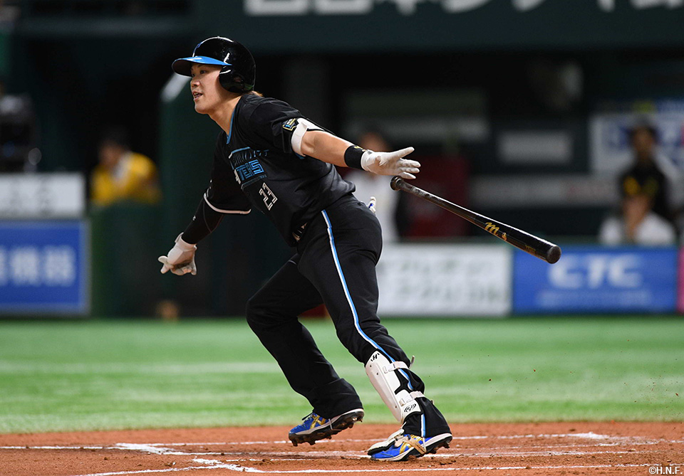 1回表、2点適時打を放つ伏見選手