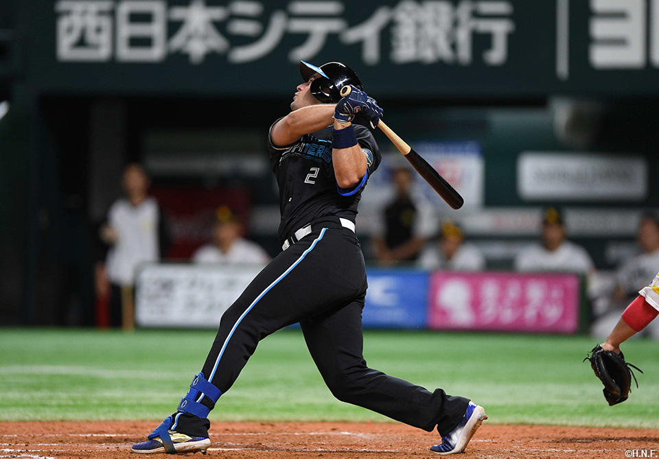 3回表、ライトスタンドへ一発を放つマルティネス選手01