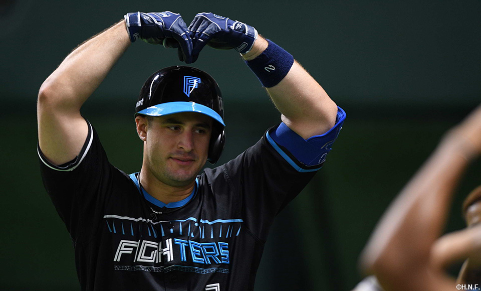 3回表、ライトスタンドへ一発を放つマルティネス選手02