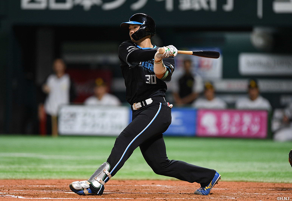 3回表、レフトへヒットを放つ郡司選手