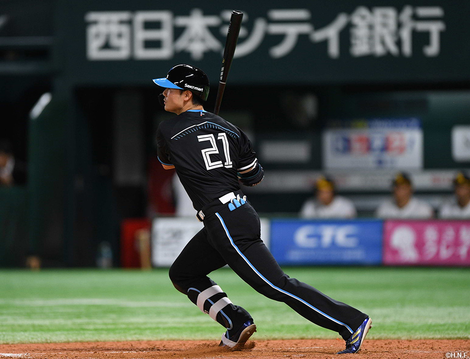 4回表、ライトへヒットを放つ清宮選手