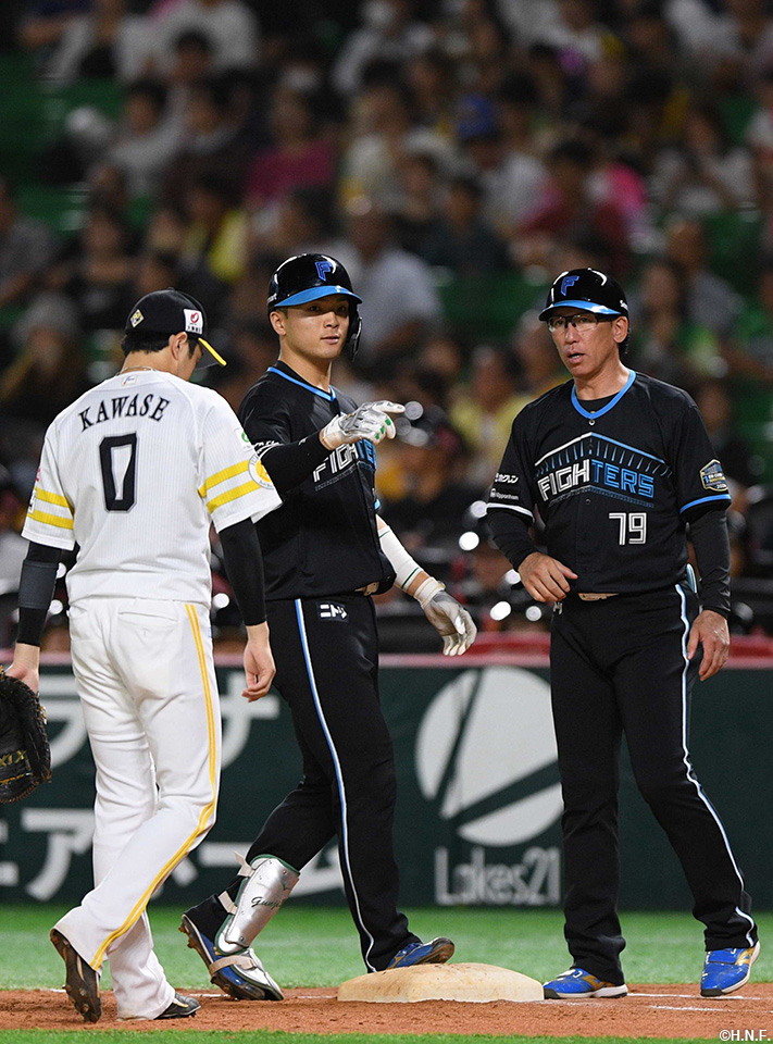 5回表、ライトへヒットを放った郡司選手