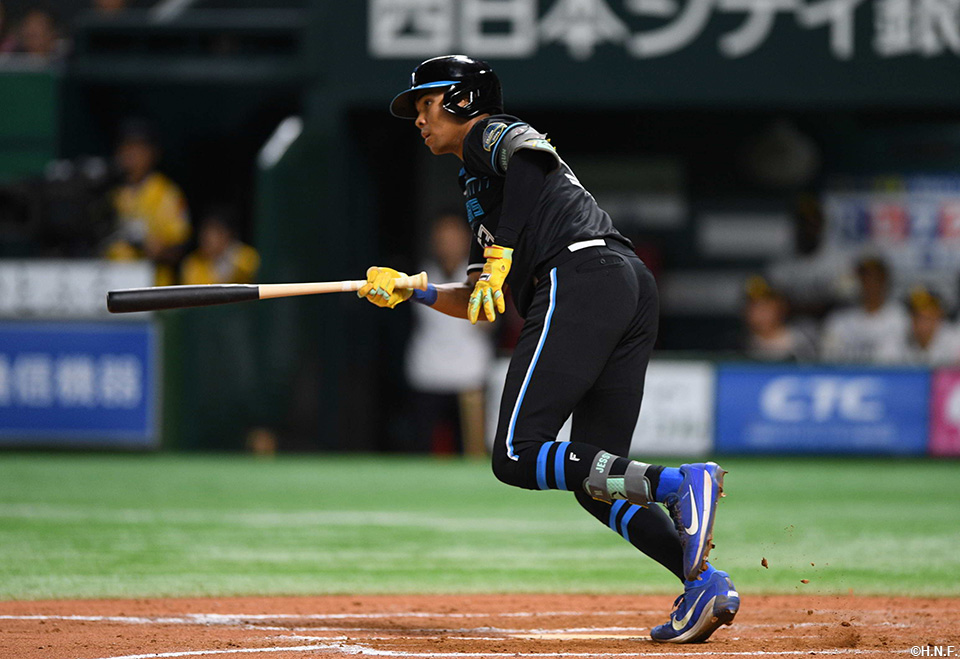 8回表、レフトへヒットを放つ水谷選手