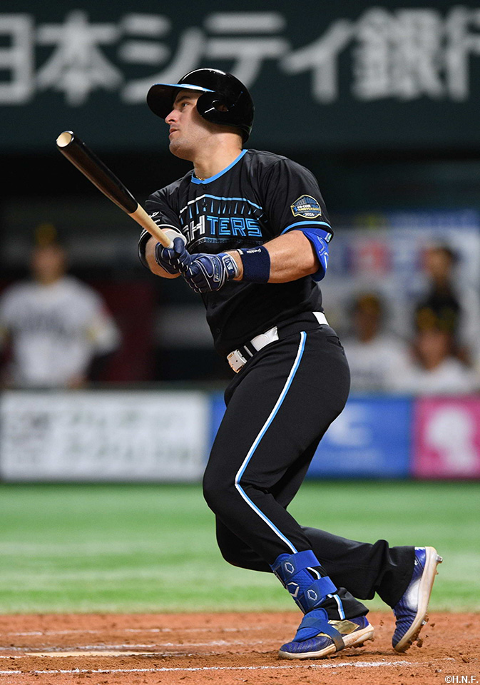 9回表、二塁打を放つマルティネス選手