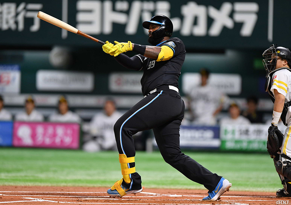 1回表、先制2ランを放つレイエス選手01