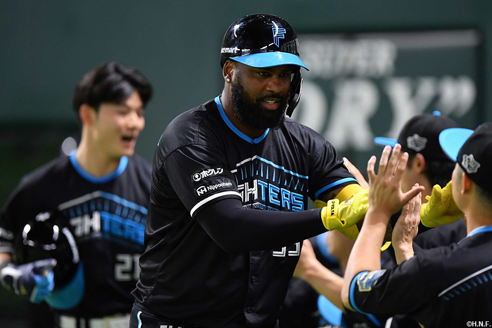 1回表、先制2ランを放つレイエス選手02