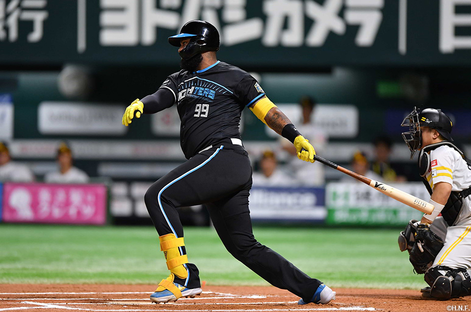 6回表、投手強襲のヒットを放つレイエス選手