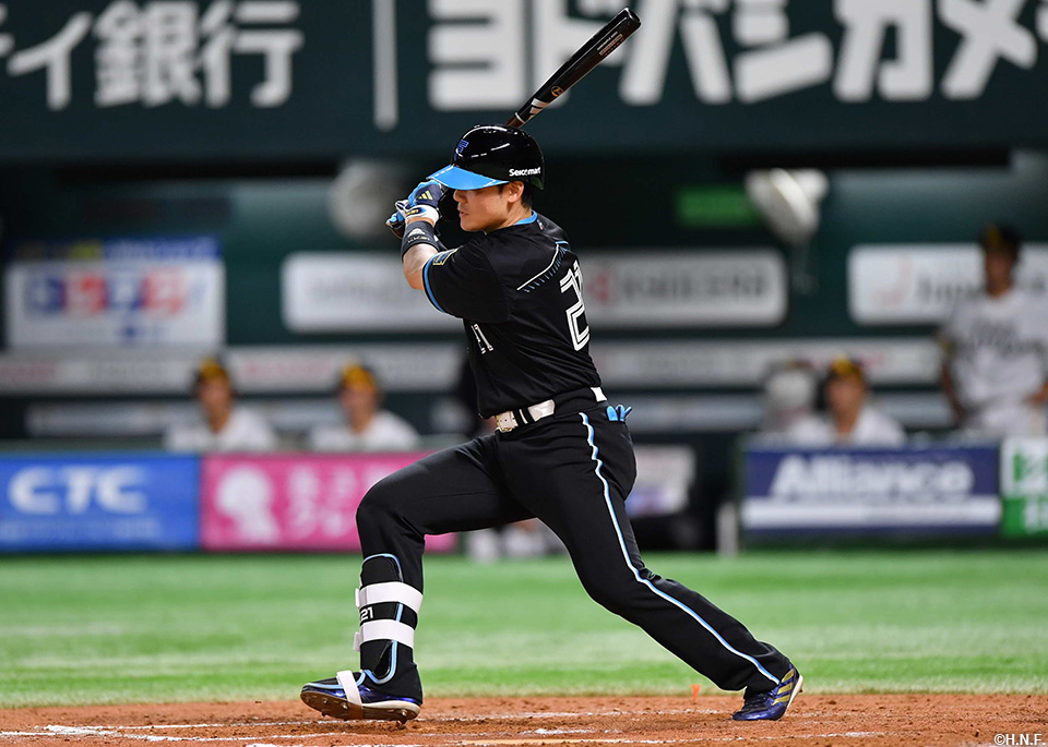 8回表、ライトへヒットを放つ清宮選手