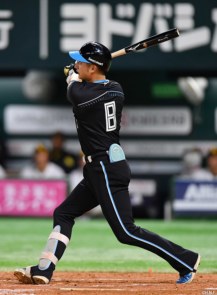 9回表、代打で二塁打を放つ淺間選手