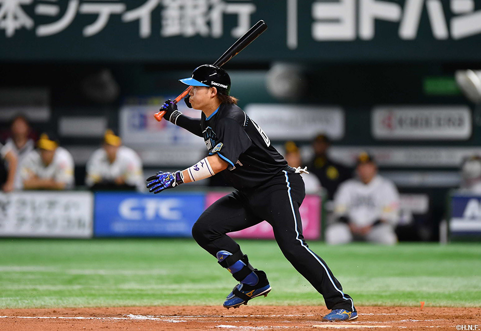 9回表、適時内野安打を放つ田宮選手